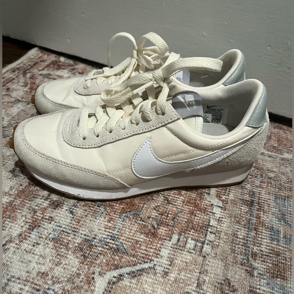 Women’s Nike Daybreak Sneakers Size 5